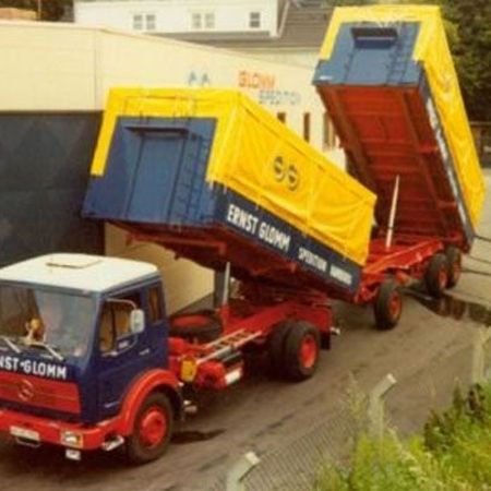 Ein LKW für Schüttgut in blau und gelb aus dem Jahr 1980