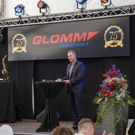 Kai Liebert from Glomm Logistics on stage