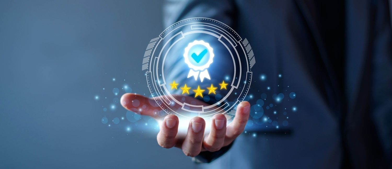 Eine Hand, die eine leuchtende digitale Plakette mit einem Häkchen und fünf Sternen hält, die Qualität und hervorragende Leistungen oder Produkte symbolisiert.